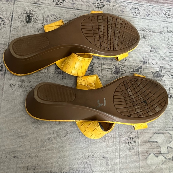 Fun yellow sandals. Size 7.5 - Picture 3 of 3